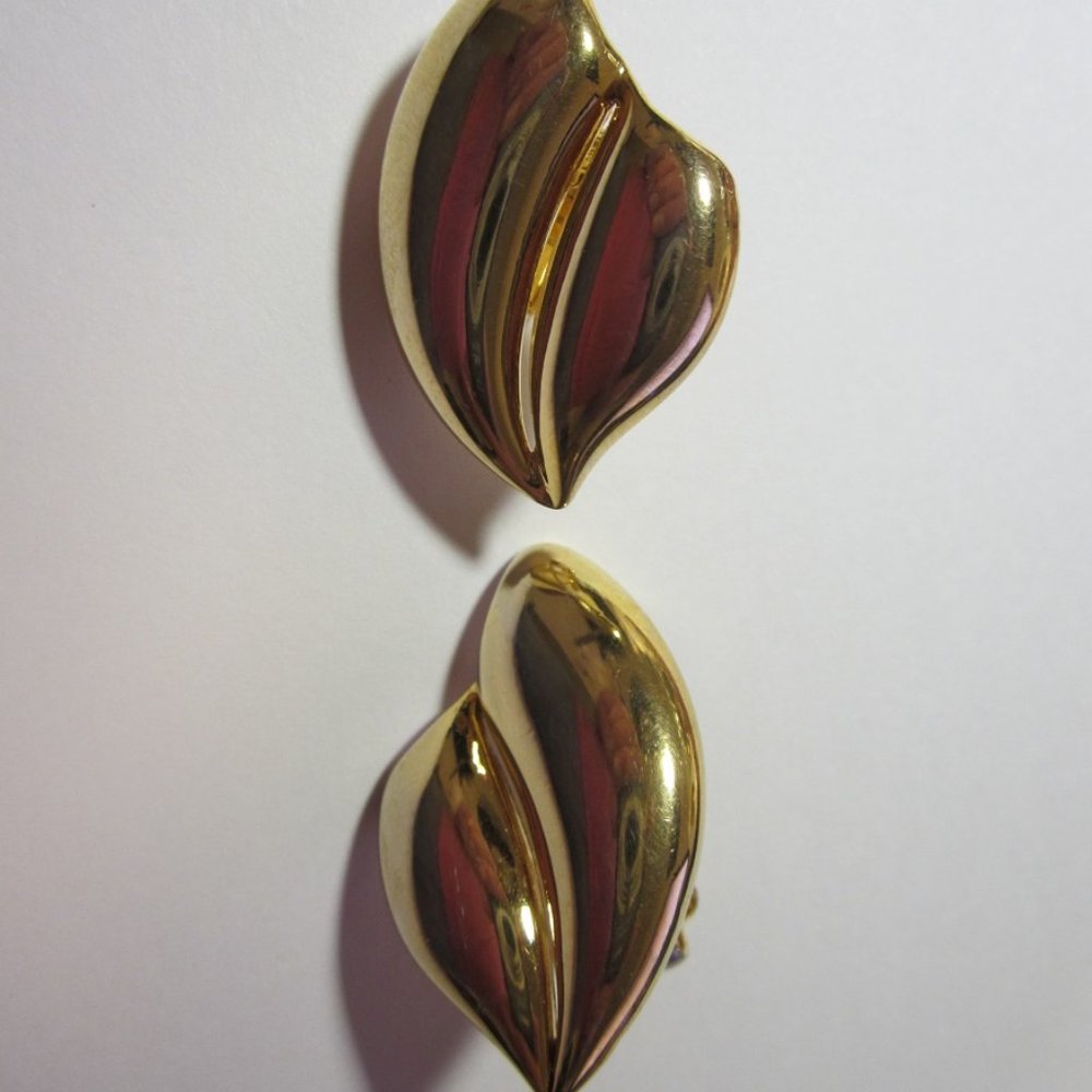 TAT Vintage Gold tone Clip earrings